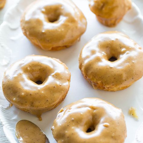 I love banana bread anything and could eat it every day and not tire of it. I have 40+ banana bread and banana recipes but no banana donuts. So I dusted off my donut pan and make some. The last time I made donuts was early 2014 so I was overdue. These baked donuts are just like making muffins but you use a donut … Air Fryer Rice, Donuts Glazed, Fruity Cakes, Pecan Praline Cake, Flourless Banana Bread, Simple Breakfast Recipes, Jelly Donuts, Banana Recipes Overripe, Praline Cake