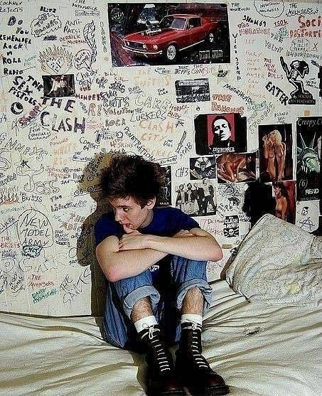 80s Teenage Room, Dark Athstetic, Ethan Nhie, Teenage Dirtbag Room, Boys Room Aesthetic, Grunge Room Aesthetic Dark, Grunge Room Aesthetic, Small Home Decoration, Punk Bedroom