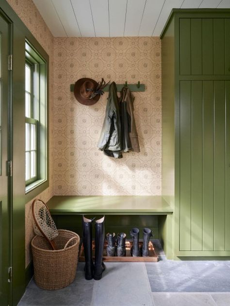 Houzz Tour: Weekend Country House Becomes a Full-Time Home Coastal New England Home, Hunting House, Dutch Farmhouse, Farmhouse Entry, Eclectic Homes, Interior Design Software, Mudroom Design, Midcentury Home, Michael Smith