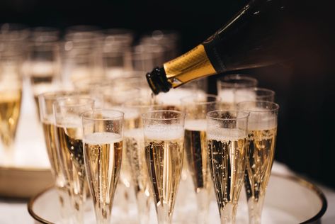 Pairing Bubbles and Food | HiP Paris Blog Champagne Cheers, Fragrance Tester, Wedding Food Drink, Best Champagne, Champagne Region, Champagne Taste, Champagne Bar, Champagne Party, Champagne Cocktail