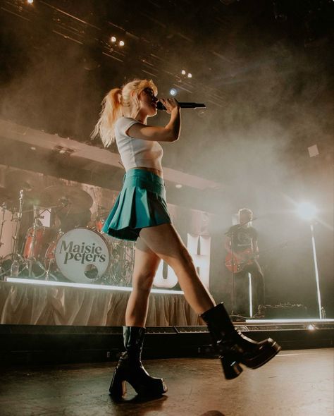 Maise Peters Aesthetic, Maisie Peters Concert Outfit, Maisie Peters Outfits, Maisie Peters Poster, Maisie Peters Concert, Maisie Peters Aesthetic, Blondie Concert, Maise Peters, Blonde Singer