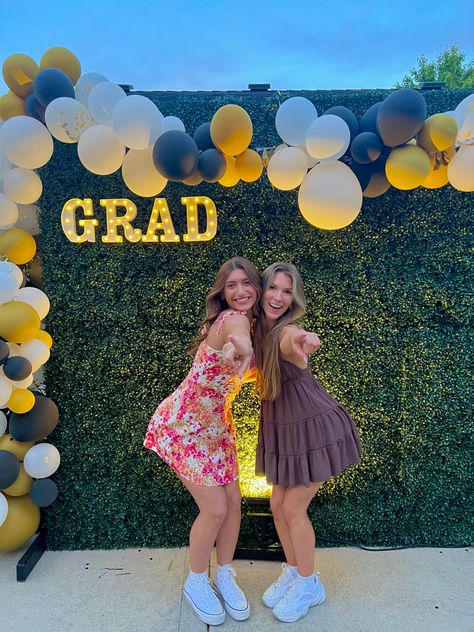 graduation party | photo wall | poses | friends Grad Picture Backdrop, Graduation Party Photo Wall, Grad Photo Board, Grad Party Background, Grad Photo Backdrop Ideas, Photo Wall Grad Party, Picture Wall Graduation Party, Graduation Picture Wall, Graduation Pool Party Ideas High School