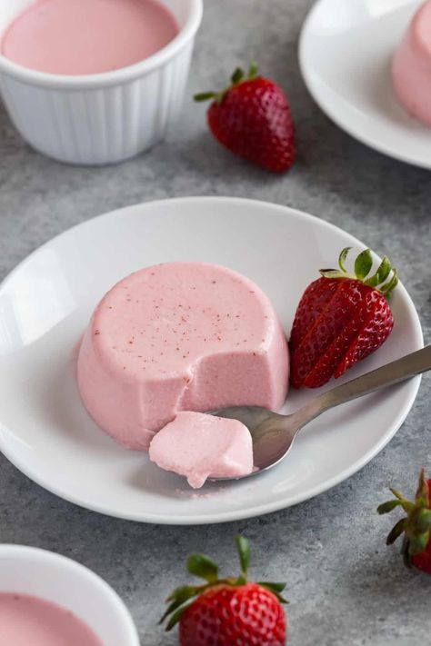 Strawberry Panna Cotta Recipe, Strawberry Panna Cotta, Panna Cotta Recipe, Dessert Aux Fruits, Easy Summer Desserts, Fruity Desserts, Oatmeal Chocolate Chip Cookies, Fancy Desserts, Köstliche Desserts