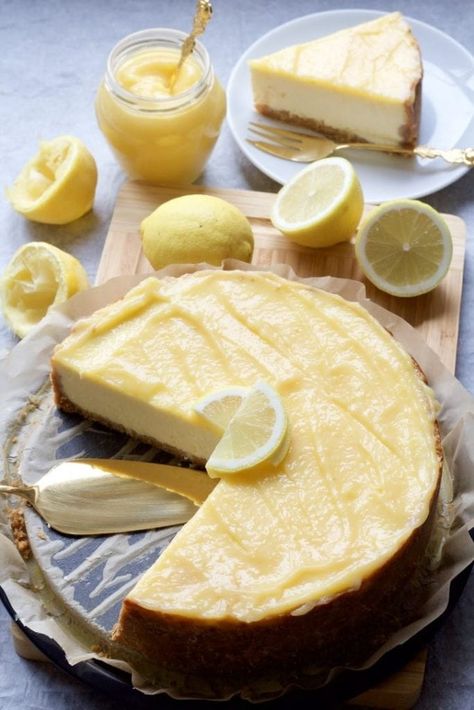 Lemon Curd Cheesecake, Lemon Cheesecake Recipes, No Bake Lemon Cheesecake, Bigger Bolder Baking, Gingersnap Crust, Postre Keto, Stroopwafel, Easy Cheesecake Recipes, Ginger Snap Cookies