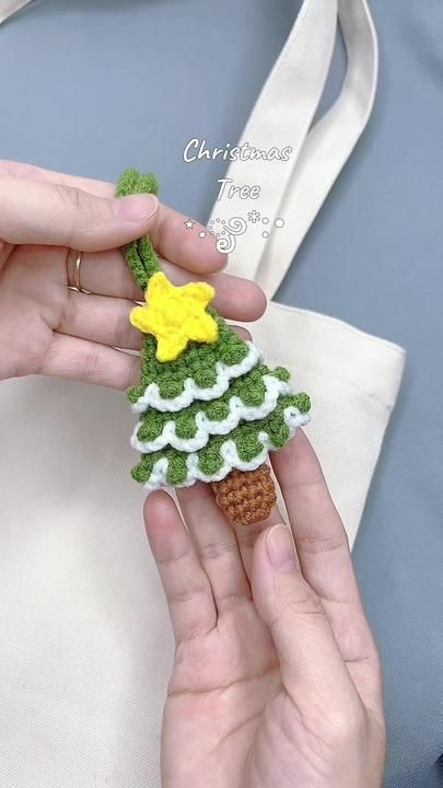 xuxucrochet trên TikTok Boy Crochet Patterns, Tree Keychain, Christmas Crochet Pattern, Crochet Tree, Crochet Christmas Trees, Crochet For Boys, Crochet World, Crochet Keychain, Yarn Diy