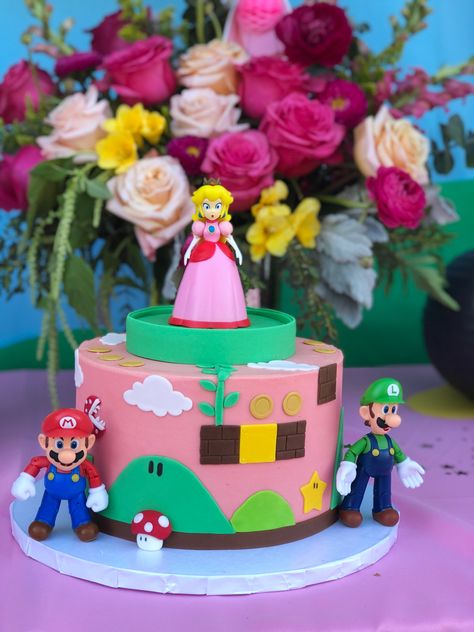 Rosalina Mario Birthday Cake, Mario And Princess Peach Cake, Princess Peach Cake Birthdays, Supermario Cakes, Princess Peach Cake, Peaches Cake, Super Mario Peach, Princess Peach Party, Peach Birthday