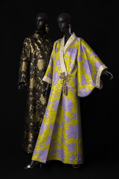 This spring, the exhibition in the Musée Yves Saint Laurent in Paris will be transported to the Côte d'Azur, in the Musée des Arts asiatiques in Nice. In April of 1963, a young Yves Saint Laurent discovered his love for Japan, and it was in Kyoto specifically that he encountered courtesans who sported traditional Japanese dress. The delicacy of the lace, the exoticism of the print and the appeal of the uniquely structured cut was enough for Saint Laurent to fall in love with the art of ... Mode Abayas, Yves Saint Laurent Paris, Mode Kimono, Parisian Women, Mode Abaya, Japanese Dress, Style Hijab, Silk Dress Long, Saint Laurent Paris