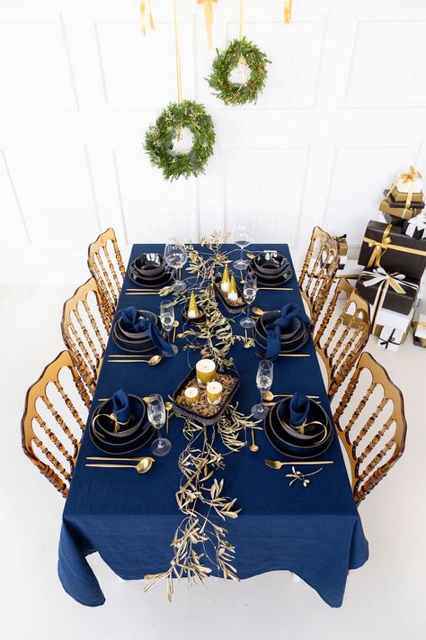 Minimalist Ceramics, Soy Pillar Candles, Table Tree, Christmas Tables, Tree Decor Ideas, Gold Glitter Christmas, Service Ideas, Christmas Table Setting, Navy Christmas