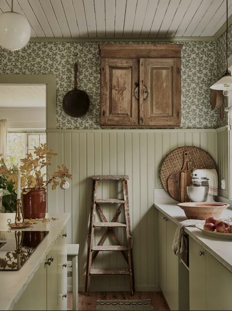 1950s Cottage Kitchen, Cottagecore Kitchen Color Scheme, Old Country Aesthetic House, Old Farmhouse Interior Design, 1940s Farmhouse Kitchen, Cottage Core Small Kitchen, Retro Farmhouse Decor, Grandma Chic Kitchen, 1940 House Interior Ideas