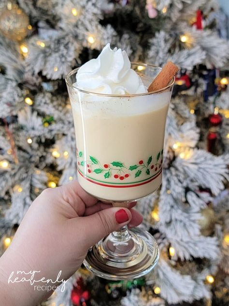 Baileys Eggnog Recipe, Christmas Eggnog Drinks, Christmas Breakfast Drinks, Eggnog Cocktail Recipe, Baileys Recipes Drinks, Easy Christmas Drinks, Eggnog Recipe Spiked, Homemade Liqueur, Alcoholic Eggnog