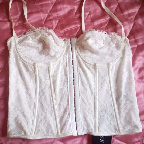 corpete ou corset da shein branco nunca usado e ainda possui a etiqueta, tamanho l serve um (m médio) ou até um (g pequeno). e é ajustável pelas alças apenas, atrás não. White Lace Corset, White Corset Top, Corset Shapewear, Lace Corset Top, Floral Lace Tops, White Corset, Fredericks Of Hollywood, White Lace Top, Lace Corset