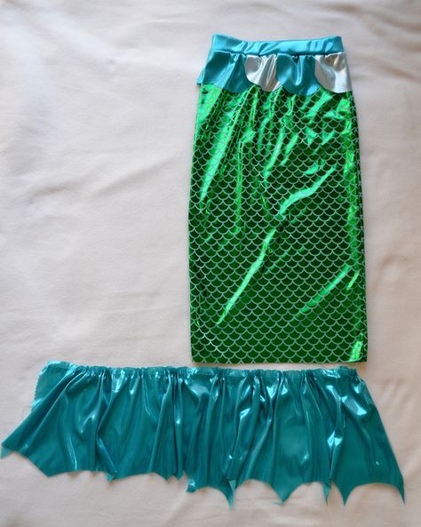 Mermaid costume: the top and tail sewing instructions on link. Stuff To Sew, Diy Mermaid Tail, Mermaid Costume Diy, Diy Mermaid, Ikat Bag, Sew Quilt, Mermaid Diy, Mermaid Tale, New Language