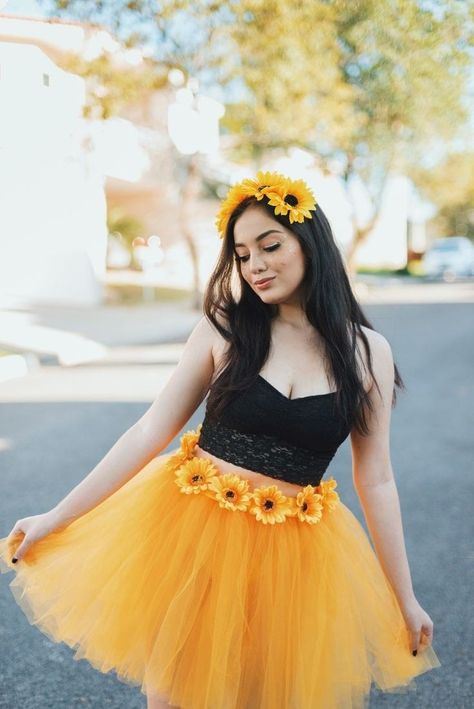 Yellow Tutu Costume Ideas, Sunflower Costume Diy, Sunflower Halloween Costume, Fantasia Diy, Sunflower Costume, Cute Group Halloween Costumes, Bff Halloween Costumes, Best Friend Halloween Costumes, Halloween Coustumes