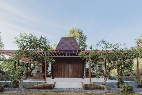 Modern Java House, Joglo House Java, Modern Joglo, Joglo House Design, Poetic Architecture, Java Architecture, Cliff Villa, Modern Traditional House, Joglo House