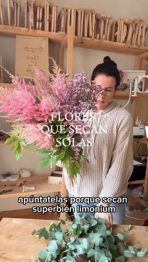 Estoy poniéndome las pilas con los ramos de flores, tanto preservados como que secan bien. Antes teníamos más, pero por “condiciones… | Instagram Happy Together, Ikebana, Flowers Bouquet, Floral Design, Plants, Flowers, Floral, Green, On Instagram