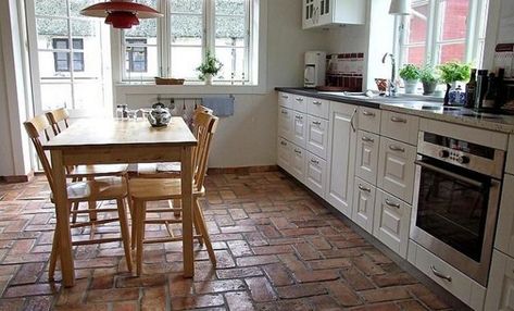 Terrakotta-Fliesen in der Küche #ziegelboden ©Buntes Mexiko Reclaimed Tile, Terracotta Floor, Storage House, Brick Tiles, Terracotta Tiles, Cottage Homes, Kitchen Inspirations, Interior Inspiration, Home Kitchens