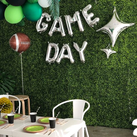 Super Bowl Sunday Games, Super Bowl Sunday Party, Superbowl Party Decorations, Garland Making, Super Bowl Decorations, Jungle Balloons, Football Banquet, Tackle Football, Football Party Decorations