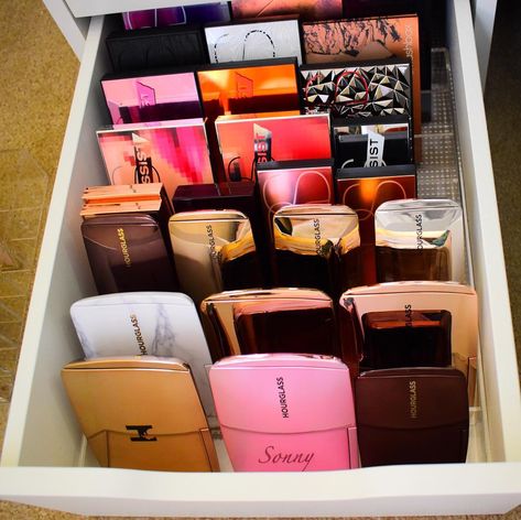 Rachelle R on Instagram: “💞My larger @hourglasscosmetics and @narsissist palettes are easily accessible and beautifully displayed in the Alex 8 Palette Organizer…” Makeup Palette Organizer, Makeup Drawer Organizer, Acrylic Drawer Organizer, Ikea Micke, Malm Dressing Table, Acrylic Drawer, Acrylic Palette, Ikea Alex Drawers, Palette Organizer