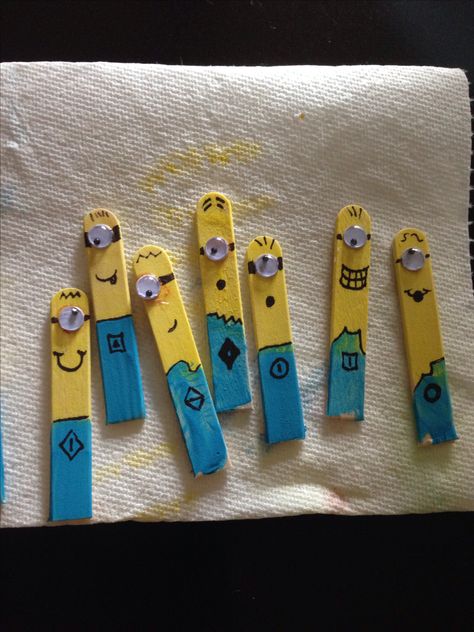 Minion Popsicle stick craft Diy With Kids, Popsicle Stick Craft, Popsicle Stick Art, Popsicle Crafts, Bookmark Craft, Stick Art, Popsicle Stick Crafts, Diy Bookmarks, Popsicle Stick