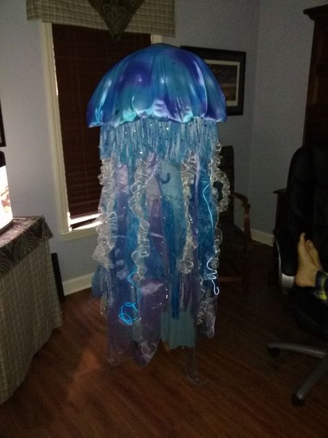 Jellyfish costume Jellyfish Costume Makeup, Light Up Costumes Diy, Jelly Fish Costume Diy, Jellyfish Hat Diy, Jellyfish Costume Umbrella, Jellyfish Cosplay, Jellyfish Costumes, Diy Jellyfish Costume, Fish Fancy Dress