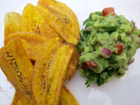 Plantain Chips  Guacamole Baked Plantains, Guatemalan Recipes, Plantain Recipes, Spanish Recipes, Plantain Chips, Eating Clean, Latin Food, Small Bites, Tortilla Chips