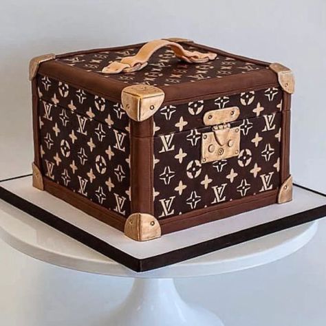 55+ Louis Vuitton Themed Cake Ideas For Birthday or Wedding – Bagaholic Louis Vuitton Cake, Super Torte, Handbag Cakes, Make Up Cake, Adult Birthday Cakes, Sculpted Cakes, Beautiful Birthday Cakes, Fashion Cakes, Novelty Cakes