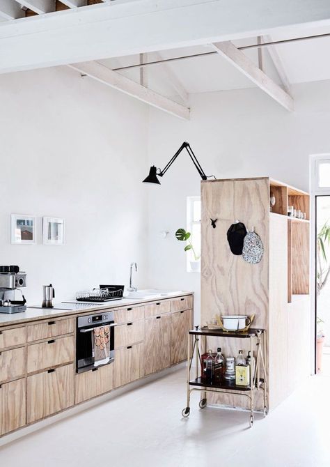 Cocinas de madera con un toque de decoración industrial Kitchens Without Upper Cabinets, Plywood Kitchen, Wood Kitchen Cabinets, Interior Modern, Kitchen On A Budget, Cheap Decor, Scandinavian Interior, Wood Kitchen, Kitchen Style