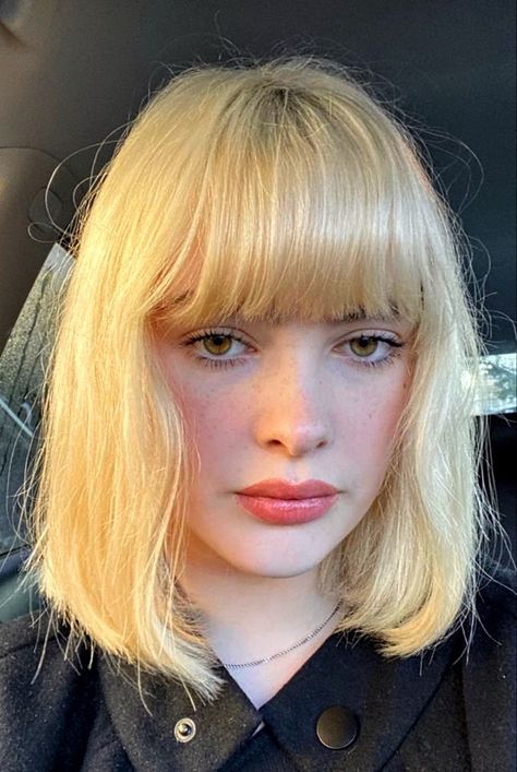 Sleek Haircuts, Kinds Of Haircut, Oval Face, Voluminous Hair, Yellow Hair, Short Blonde, Angel Face, Foto Ideas Instagram, New Haircuts