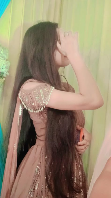 Pose Hide Face, Ayesha Name Dp, Ayesha Name, Girls Hidden Face Dps, Hide Pic, Best Poses For Boys, Cute Photo Poses, Best Couple Pics For Dp, Hide Face