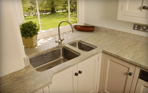 Stone kitchen worktop into window reveal. Kitchen Sink Window, Granite Worktops, Window Reveal, Sleek Kitchen, Stone Kitchen, Design Apartment, Wall Table, Kitchen Worktop, Kitchen Window