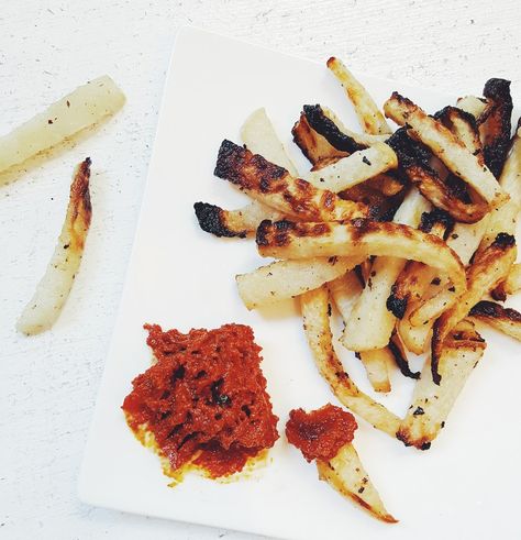 baked jicama fries with sweet goji ketchup. Sakara Life Recipes, Sakara Recipes, Jicama Fries, Barbecue Sides, Barbecue Side Dishes, Sakara Life, Moon Juice, Grilling Sides, Healing Foods