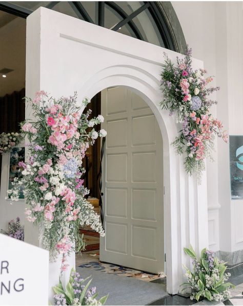 Wedding Welcome Arch Entrance, Pintu Gerbang Kahwin, Welcome Gate Decoration, Wedding Arch Entrance, Pintu Masuk Wedding, Floral Entrance Decor, Wedding Entrance Arch, Gate Arch Design, Entrance Wedding Decor