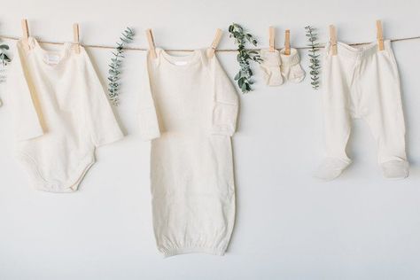 Baby Shower Decor Ideas, Shower Decor Ideas, Bebe Shower, Green Baby Shower, Neutral Baby Clothes, Spring Baby Shower, Baby Shower Brunch, Simple Baby Shower, Neutral Boho