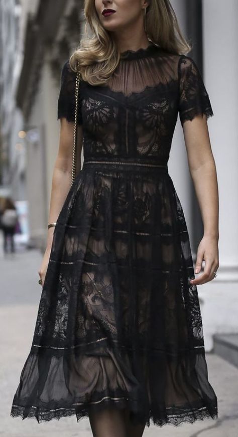 Cheap Lace Dress, Celebrity Style Dresses, Walking Down The Street, Celebrity Style Inspiration, Chique Outfits, Celebrity Style Red Carpet, Dress Designer, Celebrity Street Style, Black Lace Dress