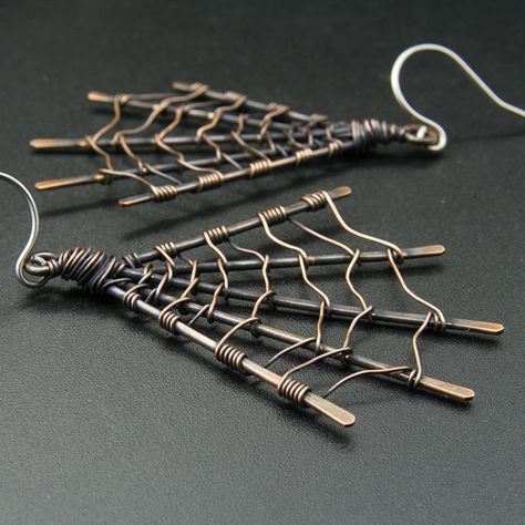 Wire Wrapped Spider Web, Wire Halloween Decor, Halloween Wire Jewelry, Halloween Wire Wrapped Jewelry, Metal Work Projects, Wire Wrapped Spider, Diy Halloween Jewelry, Halloween Jewellery, Spider Web Earrings