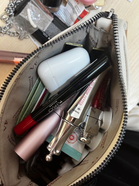 Side Bags Aesthetic, Inside My Bag, Purse Essentials, Handbag Essentials, Daily Bag, What In My Bag, Bag Essentials, Bags Aesthetic, Side Bags