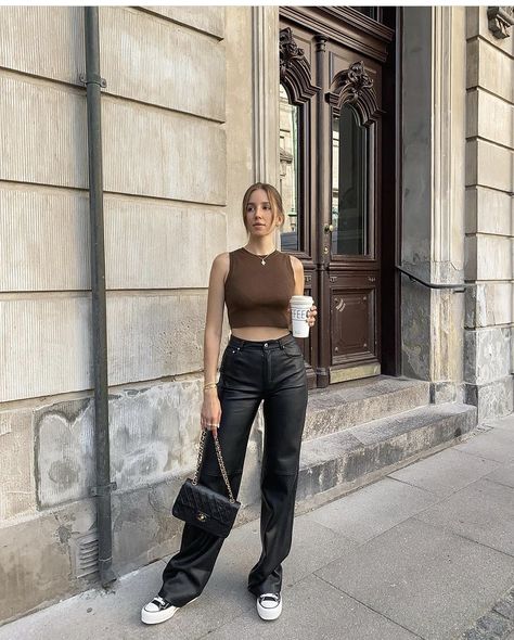 #fashion #aesthetic #outfitideas #outfitinspiration #ootd Brown Top Outfit, Outfits Primavera, Summer Pants Outfits, Leather Pants Outfit, Inspo Fits, Black Leather Pants, Outfits With Converse, Casual Day Outfits, Crop Top Outfits