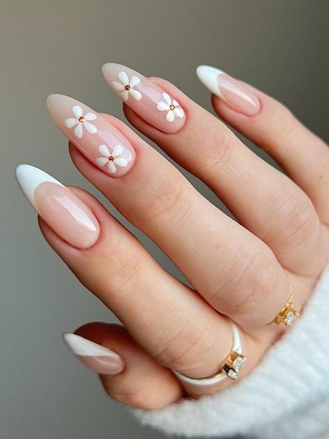 white french tips and flowers March Nails, Nails Yellow, Flower Nail Designs, Casual Nails, Almond Nails Designs, Nail Swag, Easter Nails, Oval Nails, Nail Inspiration