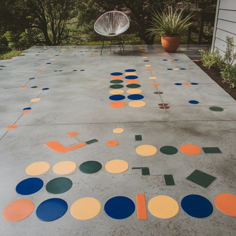 15 Ugly Concrete Patio and Porch Floor Makeover Ideas Stamped Concrete Patterns, Concrete Patio Ideas, Concrete Backyard, Paint Concrete Patio, Painted Pavers, Concrete Patio Makeover, Accent Wall Design, Floor Makeover, Painted Concrete Floors