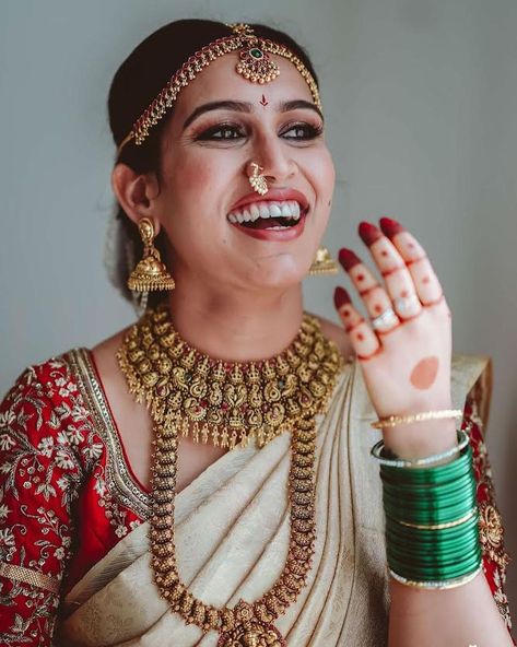 Get ready to build and buy a bridal makeup kit for yourself - we will let you know what to pick to stock up your beauty kit and achieve this amazing look! Saree Bridal Look, Soft Brown Makeup, Bridal Makeup Kit, Marriage Vibes, Sarees Styles, Cream Saree, Fashionable Saree, Saree Ideas, Bridal Sarees South Indian