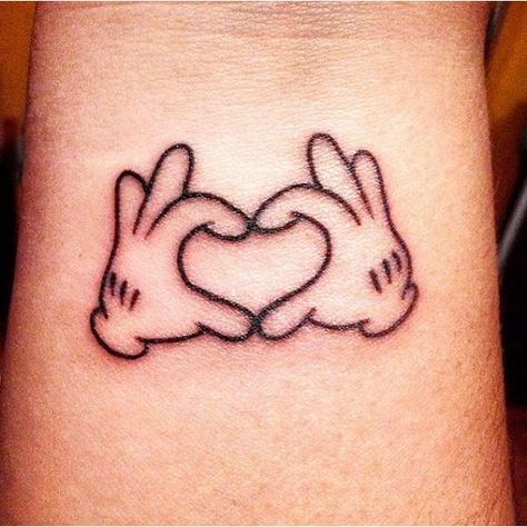 tatuaje de mickey y minnie significado minimalistas Mickey Tattoo, Hands Tattoo, Mouse Tattoos, Inspiration Tattoos, Disney Tattoo, Geniale Tattoos, Mickey Y Minnie, Tattoo Feminina, Tattoos For Daughters