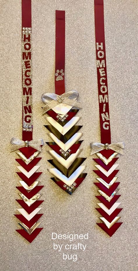 Maroon/ burgundy, white, black and silver triangular chains for homecoming mums. 🎥 tutorials on my YouTube channel H Cooper/ Crafty bug. Texas Mums, Homecoming Mums Senior, Homecoming Corsage, Homecoming Freshman, Texas Homecoming Mums, Football Mums, Homecoming Garter, Homecoming Spirit, White Mums