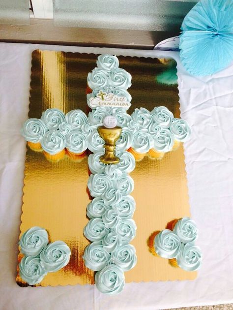 Cross Cupcake Cake First Communion, First Communion Cupcake Cake, Cross Cakes First Communion, Confirmation Cupcakes, First Communion Cupcakes, Communion Cupcakes, Baby Dedication Cake, Cupcake Cross, Boy Communion Cake