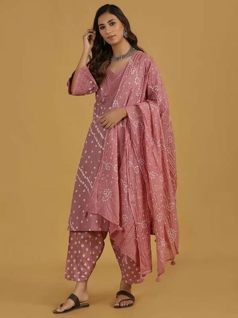 Bandhani Dress Pattern, डिजाइनर कपड़े, Bandhani Dress, Lace Dress Design, Simple Kurta Designs, Designer Kurti Patterns, Simple Kurti Designs, Kurti Designs Latest, Long Kurti Designs