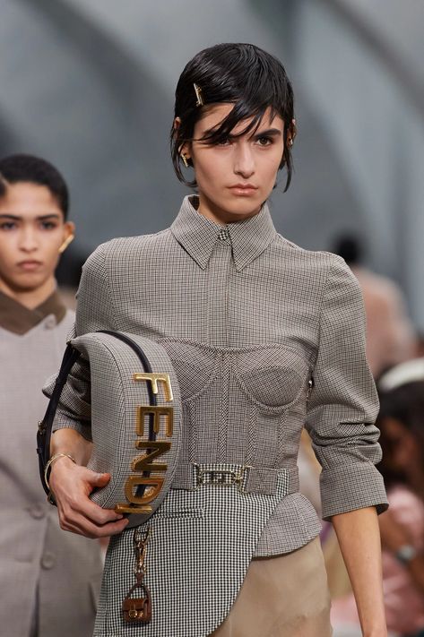 Fendi Fall 2022, Fendi Runway, Fw 2022, Corset Fashion Outfits, Fendi Fashion, Modern Hijab, Office Women, Corset Fashion, 2025 Fashion