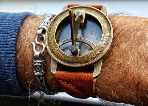 Sundial watch with compass Awesome Watches, Solar Watch, Amazing Watches, Outdoor Survival, Men's Watches, Wristwatch Men, Wrap Watch, Wrist Watches, Luxury Watches