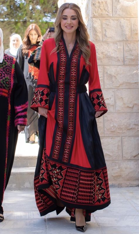 Arabian Royal Agency on Twitter: "Queen Rania Looked Dazzling in A traditional Dress From Kanz By Maha Khader While Meeting with women from Balqawi tribes.   Royal Hashemite court… https://t.co/O0YXQe8MW2" Arabian Dress Fashion, Jordanian Clothing, Jordanian Dress, Jordan Dress, Arabian Dress, National Clothes, Queen Rania, Fashion Queen, Queen Dress