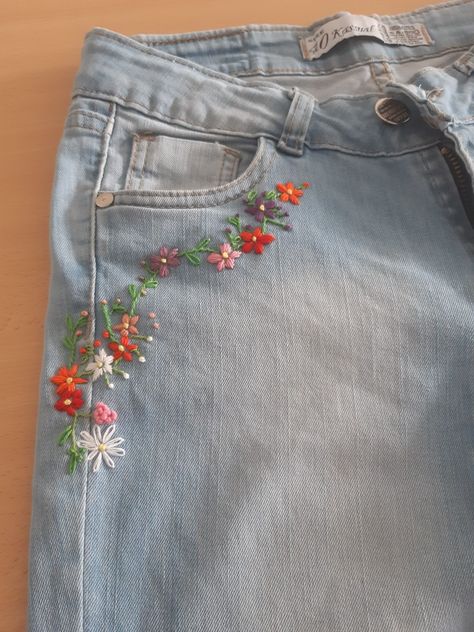 Embroidery For Jeans Ideas, Thread Work On Jeans, Embroidery Design For Jeans, Jean Cuff Embroidery, Embroyderi Ideas Clothes, Hand Embroidery On Jeans, Embroidery Jeans Diy Easy, Embroidery Patterns On Jeans, Jean Embroidery Ideas