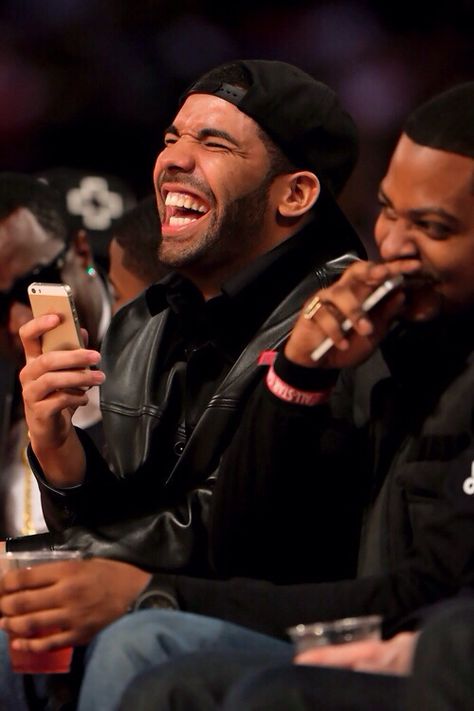 Drake laughing cute Drake Laughing, Drake Instagram, Drake Photos, Drake Graham, Passion Photography, Aubrey Drake, Birthday Wishes For Myself, Fake People, Someone New