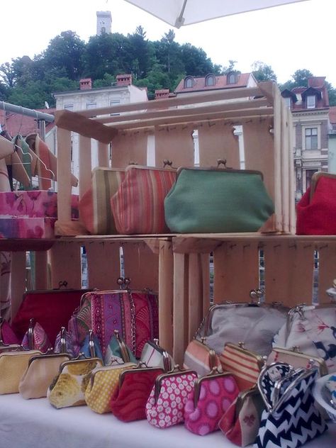 Blackbird bags display at Art Market Ljubljana Purse Pop Up Shop, Diy Purse Display, Purse Display Ideas, Bag Stand Display, Bag Display Ideas, Garage Sale Ideas Display, Display Purses, Booth Display Ideas Diy, Vintage Market Booth